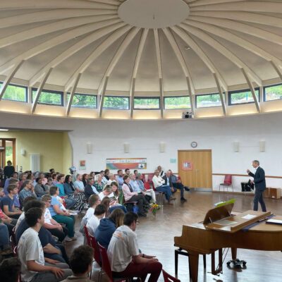 Silke Stahl. Markus Schubert bei seiner Rede